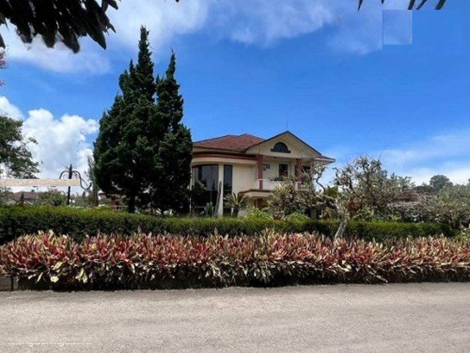 MURAH PISAN-Rumah Mewah Posisi Hook di Graha Puspa – Setiabudi Bandung